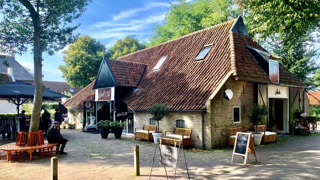 Historische oude gebouwen vissershuisjes koopmanhuisjes Amelander geschiedenis