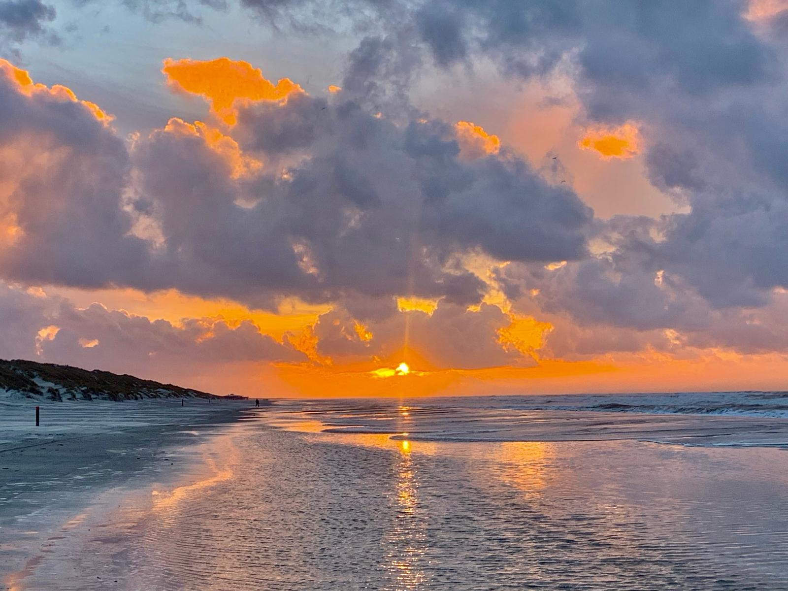 Zonsondergang strand Ameland
