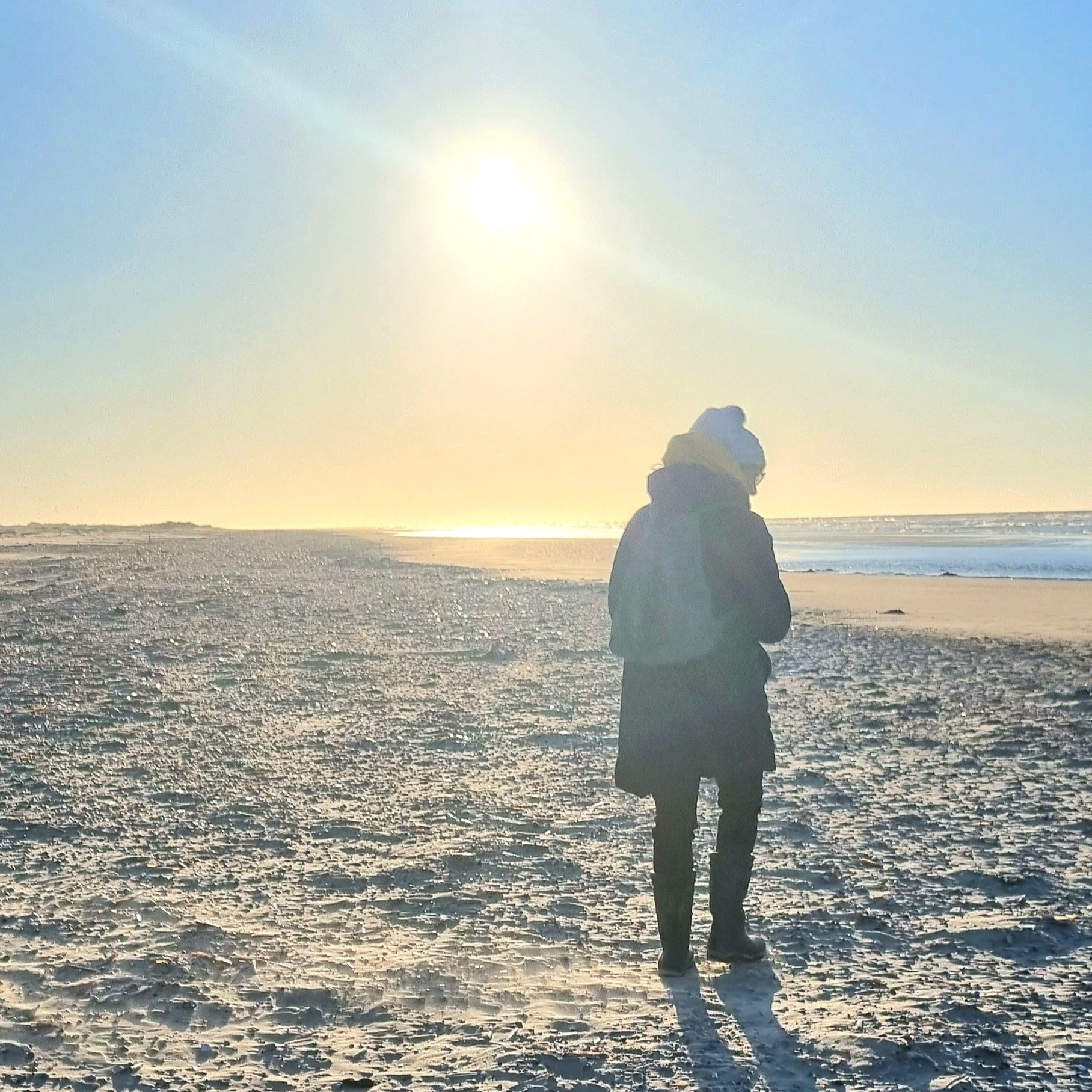 Wandelen over het strand Wandelen over het strand tijdens solo travel op Ameland. Een slow travel verblijf op Ameland.