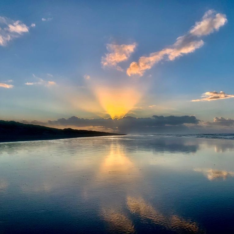 Zonsondergang op het Amelander strand Genieten van de natuur, een mooie zonsondergang op het strand over het water en de Noordzee. Op Ameland beleef je de vakantie van je dromen.