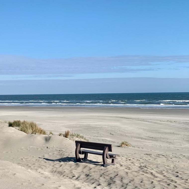 Strand Ameland Duinen Uitwaaien op Amelander strand. Het Noordzee strand van de waddeneilanden. Vakantie naar Ameland.