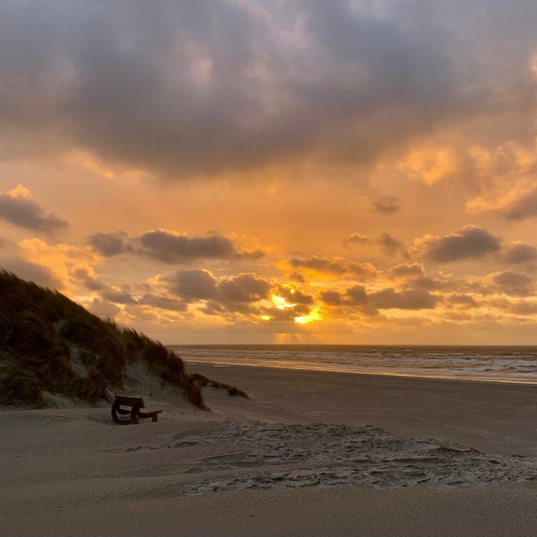 Beleef Ameland zonsondergang Beleef Ameland strand zee zonsondergang