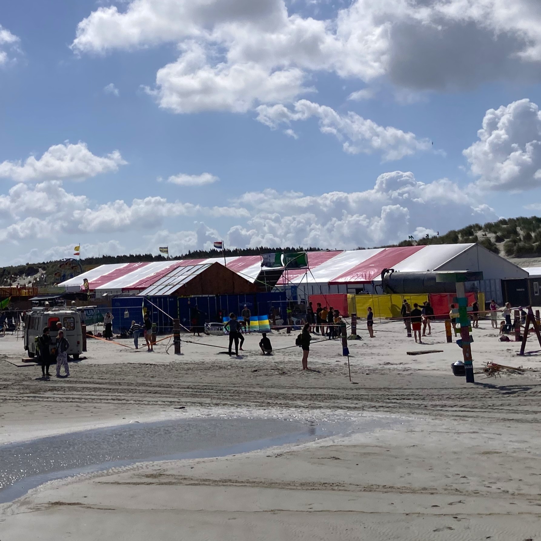 Evenement op strand Ameland Evenementen op Ameland op het strand zijn Madnes, beach rugby weekend festival, beach volleybal. Maar ook rondje Ameland de wandeltocht en tussen Slik en Zand.