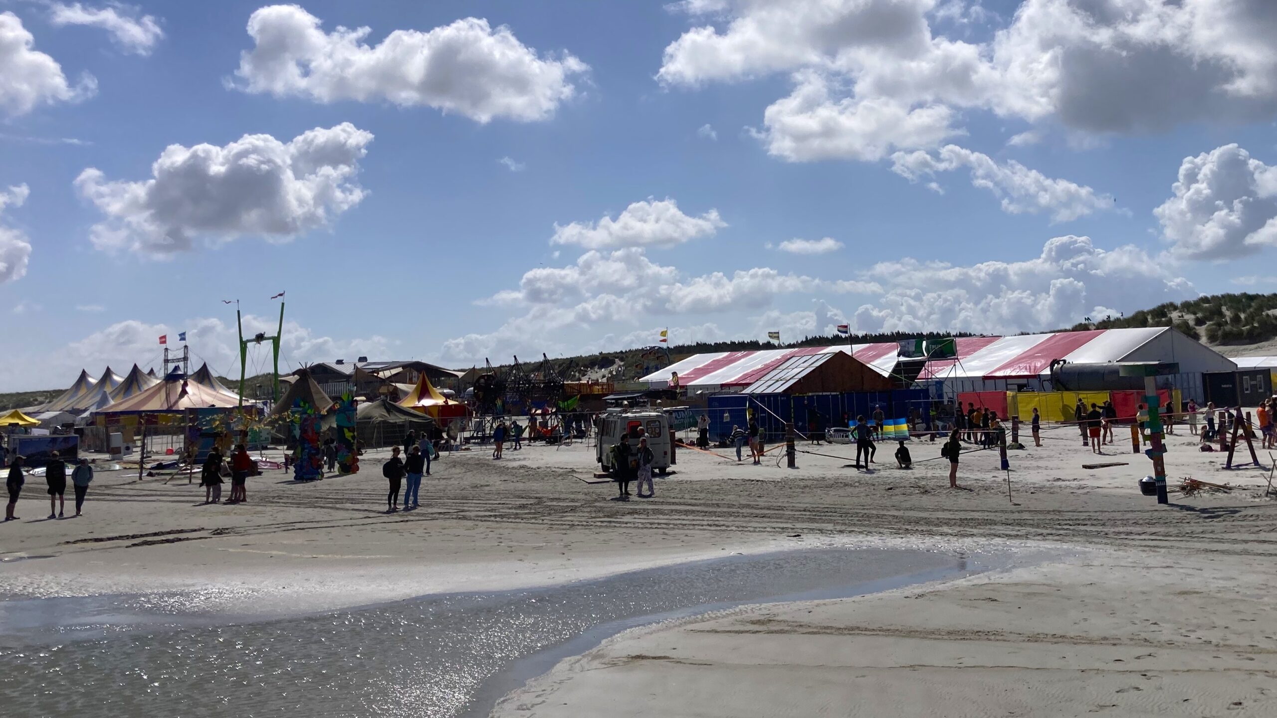 Evenement op strand duinen zee MadNes Ameland