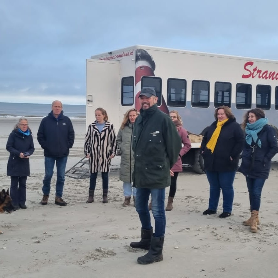 Over Beleef-Ameland Waddenreisburo Beleef-Ameland collega's en partners. Dag naar het strand op strandexpeditie met trekker en de strandexpres