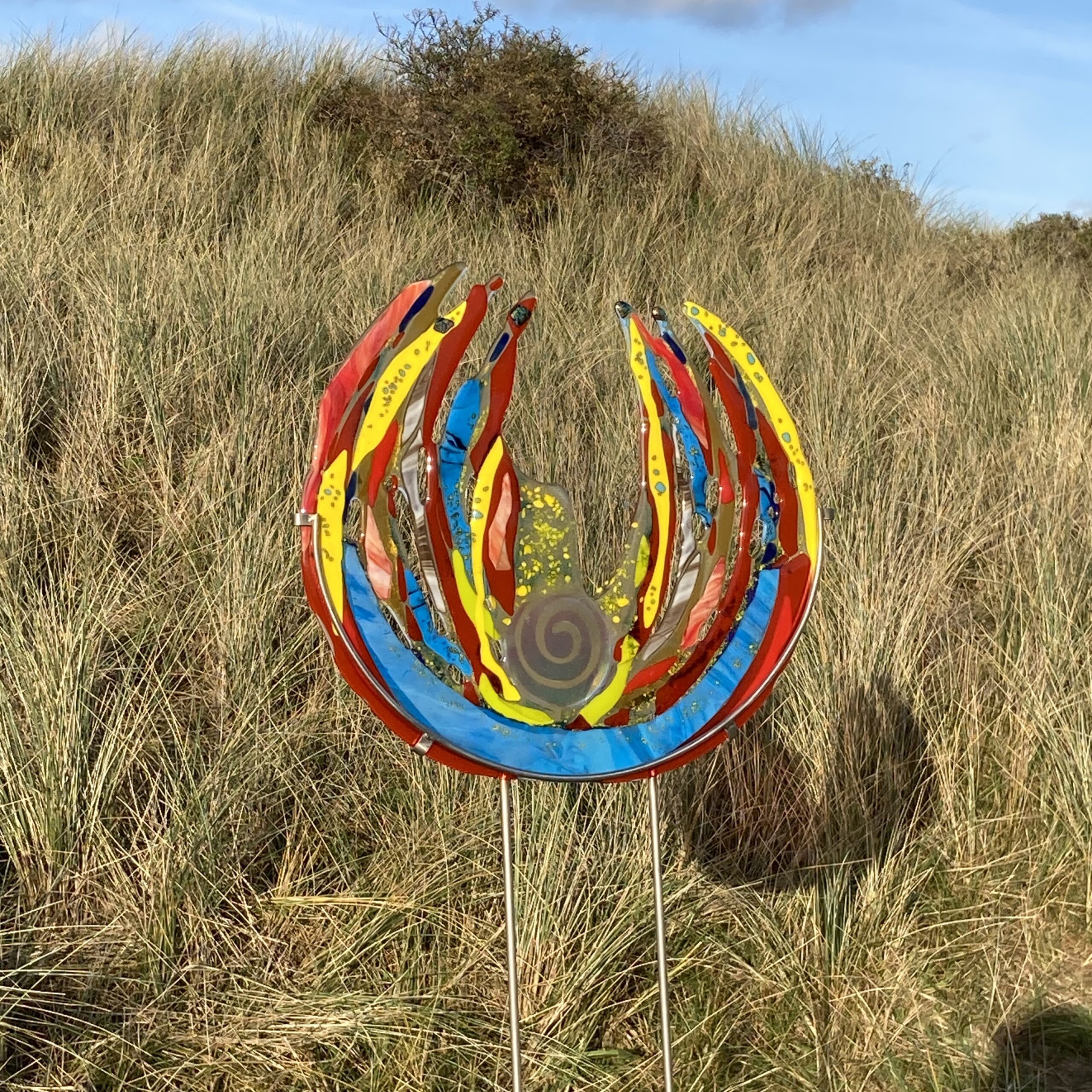 Kleurrijke kunst in de duinen bij het strand op Waddeneiland Ameland