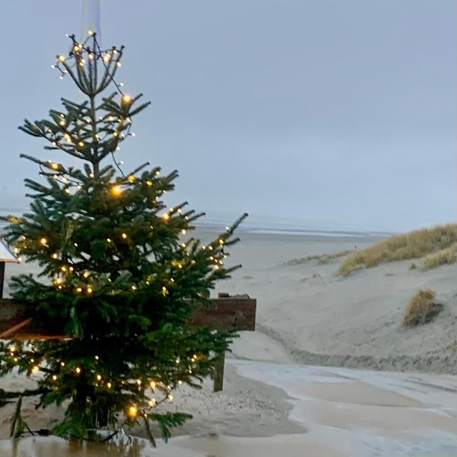 Kerst vieren met familie vrienden op Waddeneiland Ameland in de kerstvakantie naar het strand
