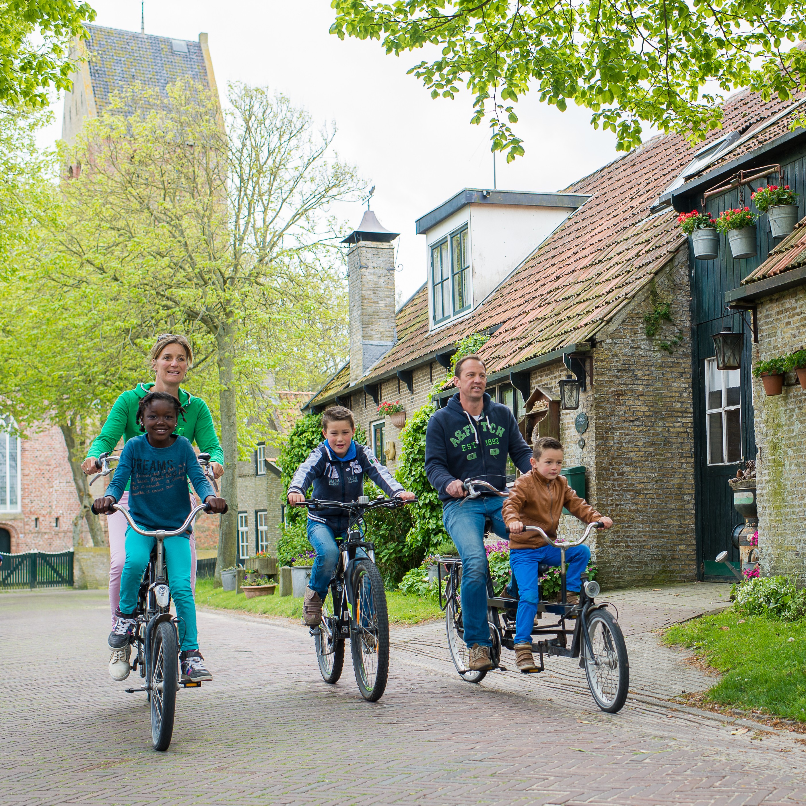 Fietsen op Ameland vakantie of familieweekend op waddeneilanden Hollum