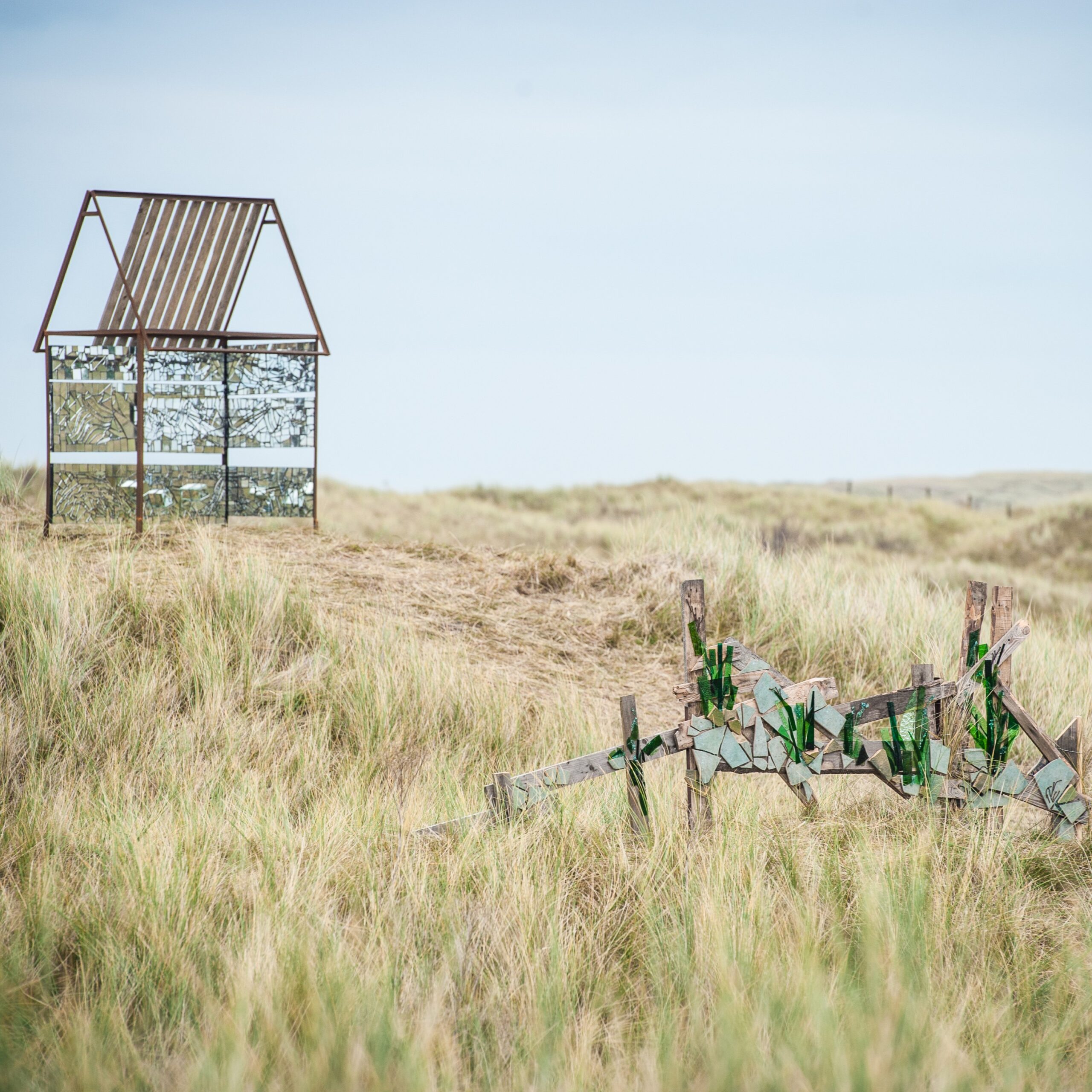 Kunst in de natuur tijdens de kunstmaand op Ameland in Nes, Buren, Hollum en Ballum